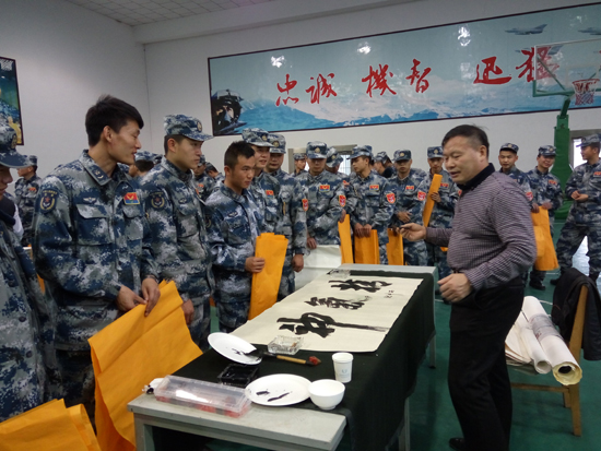 官兵排起长队等候书画家献作 官兵们要求题写的书法内容涉及多方面,有