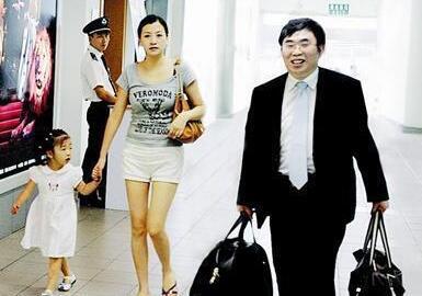 聂卫平&兰莉娅(相差23岁)聂卫平,早在1982年就被授予九段,1988年则被