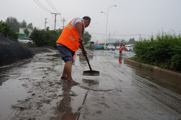 岳永溆《最美赤脚环卫工》