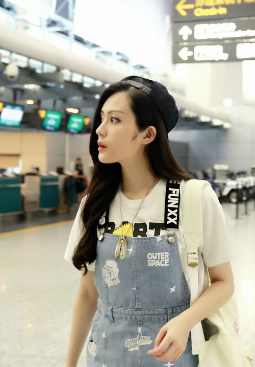 汤晶媚机场秀大长腿 反戴棒球帽潮范儿十足
