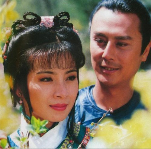 1993年,嶽翎出演《梅花三弄之鬼丈夫》,憑藉出色的表演,嶽翎再次吸引