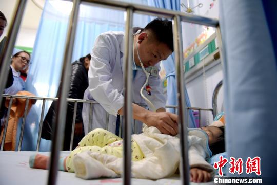 湖南省儿童医院心胸外科主任黄鹏给孩子们进行检查和评估. 李奇 摄