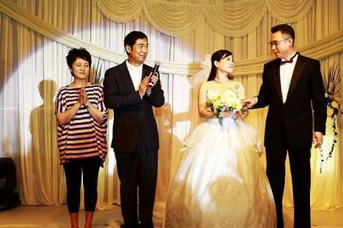 2010年,戴娆在北京低调完婚,而她的老公名字叫张国夫,是清华大学毕业