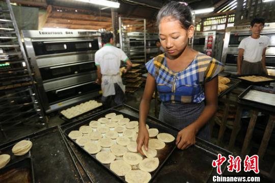 偶遇缅北美食椒盐饼:中国配方 缅甸味道