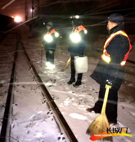 张家口车务段深夜清扫积雪确保旅客出行安全