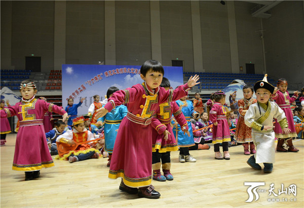 11月20日,在乌苏市体育馆,乌苏市各小学的小朋友表演"萨吾尔登"舞蹈.