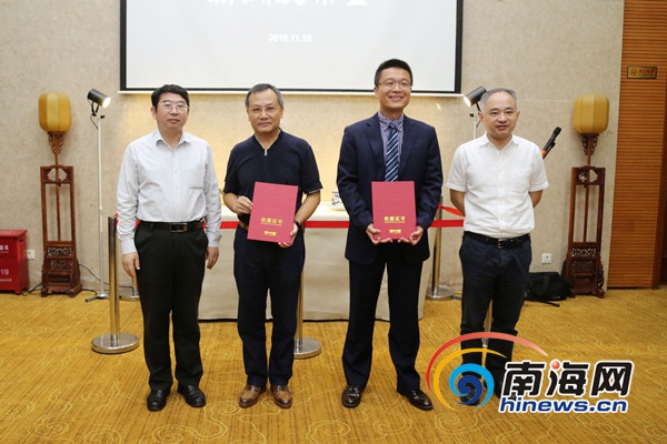 海南省副省长王路(左)和省文体厅厅长丁晖(右)为两家捐赠企业颁发捐赠