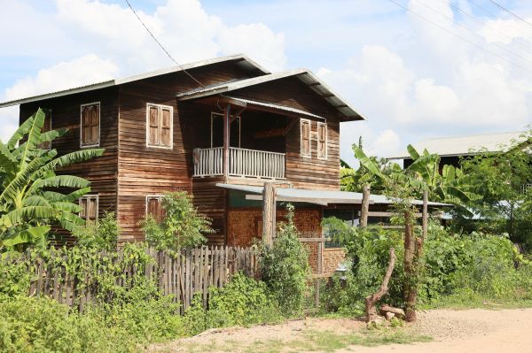 资料图片:缅甸北部一处双层木板楼.新华社记者汤丹鹭摄