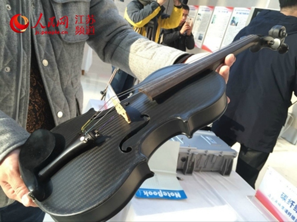 江苏展示青年人科技成果碳纤维小提琴亮相