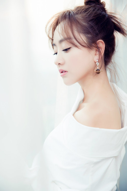 杨蓉白衬衣阔腿裤丸子头网友太时髦word蓉