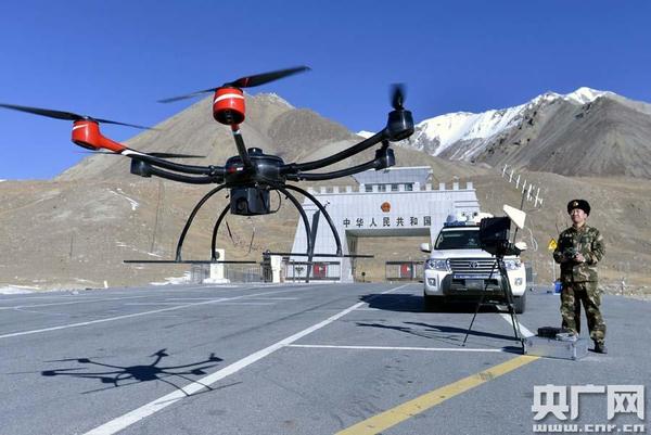 边防官兵操纵无人机起飞(郜峰 摄)