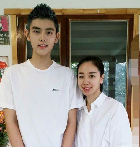 高颜值陈红母子合影曝光16岁儿子清秀帅气
