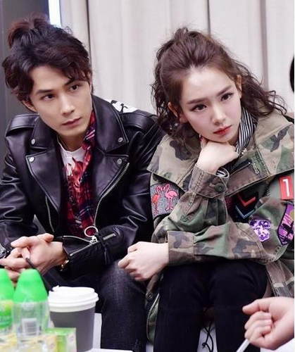 虐狗!戚薇李承铉打游戏十指相扣秀恩爱