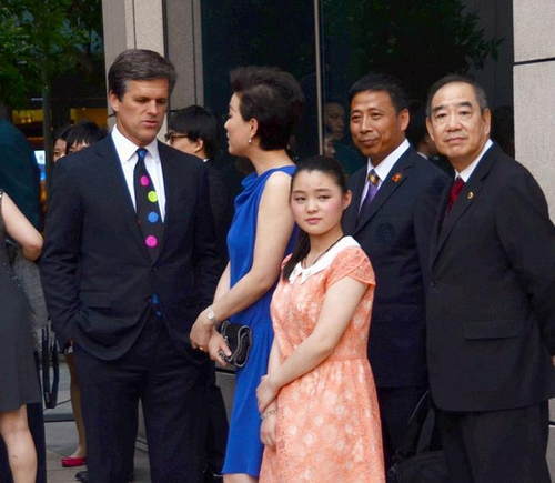 杨澜一家四口照,16岁女儿吴所惧好像妈妈小时候-凤凰新闻