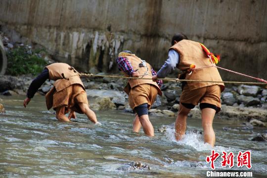 再见三峡纤夫：巴东神农溪上的文化活化石(图)_手机凤凰网