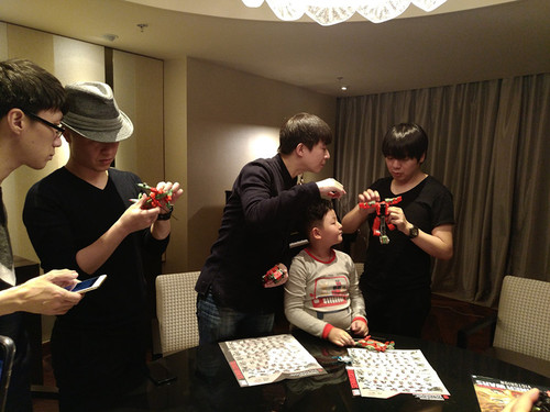 钢琴家郎朗圣诞节收惊喜礼物 秒变开心boy