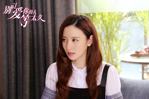 《别让爱你的人等太久》时装秀 张萌假发造型吸睛