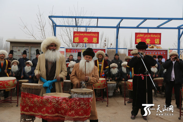 12月27日,伽师县克孜勒博依乡阿润村农民在村委会用纳格拉鼓,锣鼓