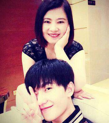 杨洋妈妈首曝光 美貌引网友赞叹叫"婆婆"
