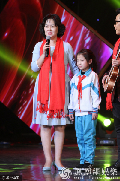 鞠萍姐姐热心公益发福明显惊现双下巴