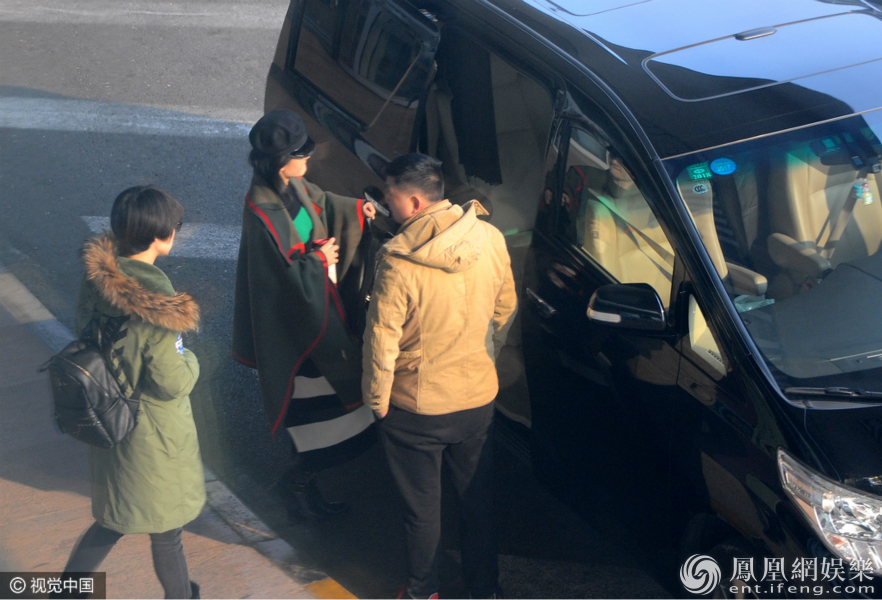 谢娜与张杰坐车离开.