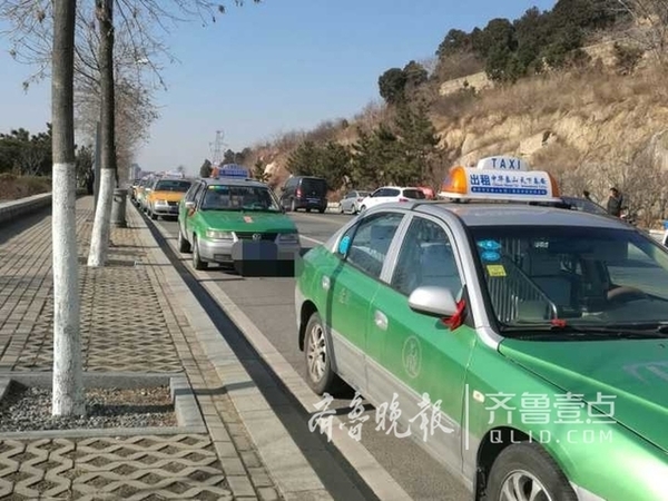 泰安環山路開啟堵車模式出租車排隊候客