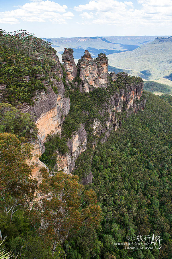 这三座连着的小山峰是蓝山的标志之一:三姐妹峰(three sisters).