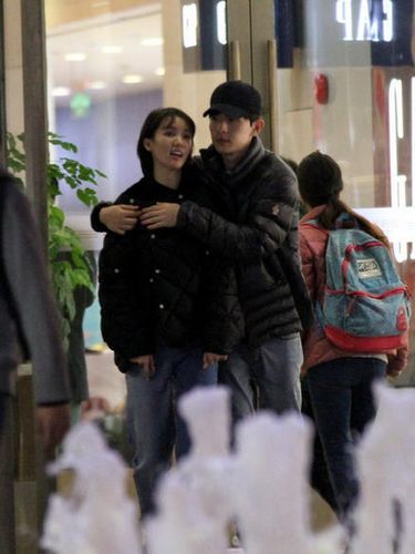 爱到嗨处无路人!金晨与男友逛街抱一路