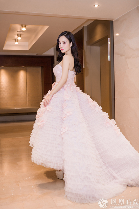 李小璐身着粉色高定梦幻礼服裙亮相红毯,尽显身姿曼妙,礼服整体以粉色