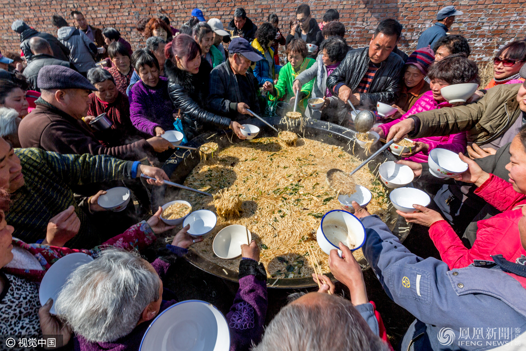 河南安阳3000人抢吃大锅饭