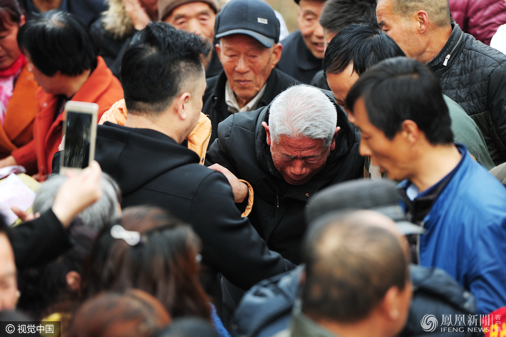 老兵王琪终回老家上坟祭祖