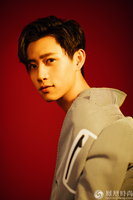 魏晨封面大片曝光文艺复古眼镜展多面时尚