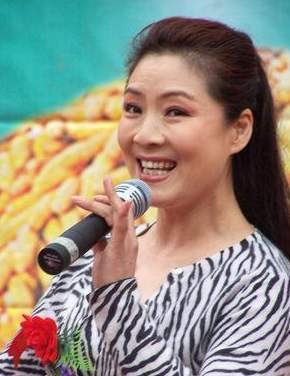 闫淑平说:"我虽然演小品和拍戏,但我的本行还是唱二人转.