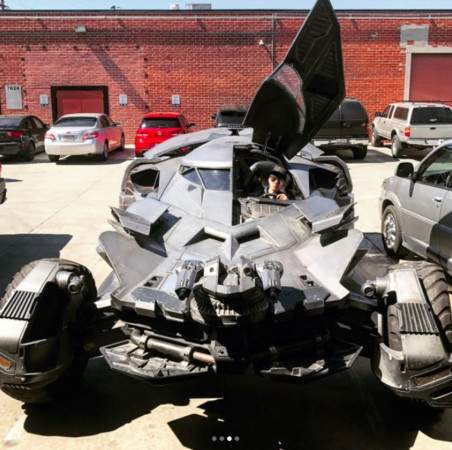 林俊杰晒与蝙蝠车合照坐驾驶室假装蝙蝠侠