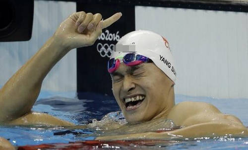 孙杨秀腹肌 粉丝的重点却在"牙齿变整齐了"