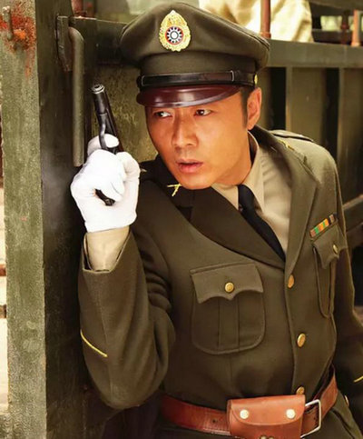 没有听说过他有什么绯闻在《佛跳墙》中饰演的反派曹达也是非常阴狠的