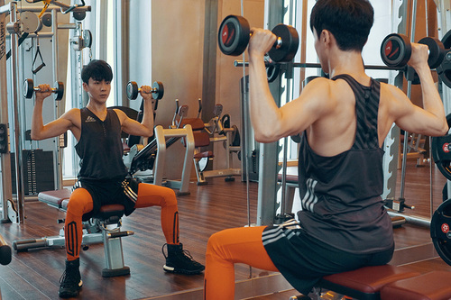 沈凌健身房露肉线条硬朗大秀好身材