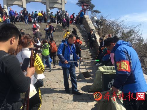 清明小长假首日,2.5万人登高爬泰山