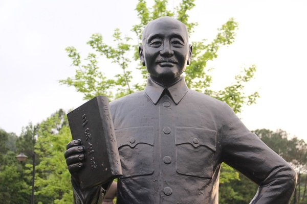 铜像落难 桃园两蒋园区还有空位“收容”_凤凰资讯