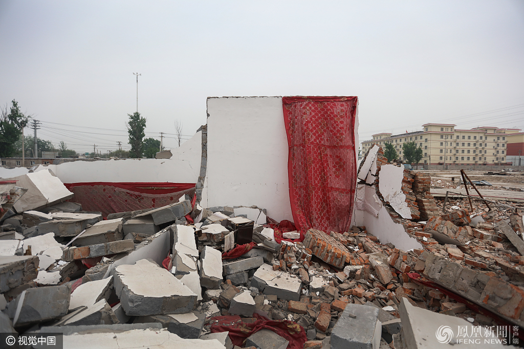 老人在拆迁工地日砍千块砖 每块挣8分