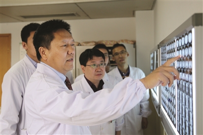 南京总医院全军普通外科研究所所长任建安带领他的团队登上领奖台