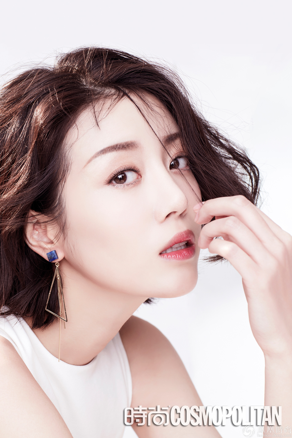 李溪芮《cosmo》大片曝光 笑容治愈秀招牌美腿