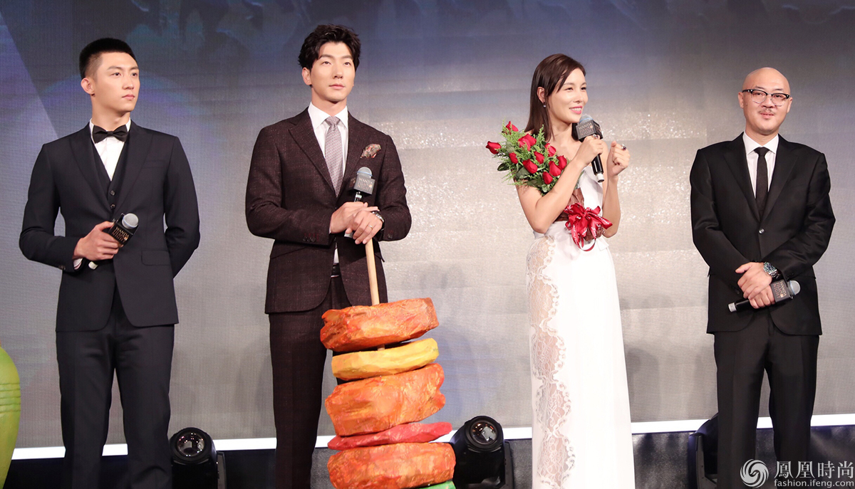 张亮出席万达之夜 曝《枪炮腰花》期间获导演特训_凤凰时尚