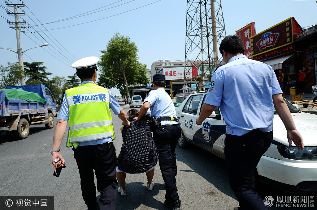 女司机拒绝配合执法 遭警察喷辣椒水制服