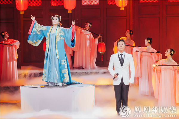 于毅与其助阵嘉宾雷佳老师合作演唱了一曲86版经典《女儿情》和由于毅