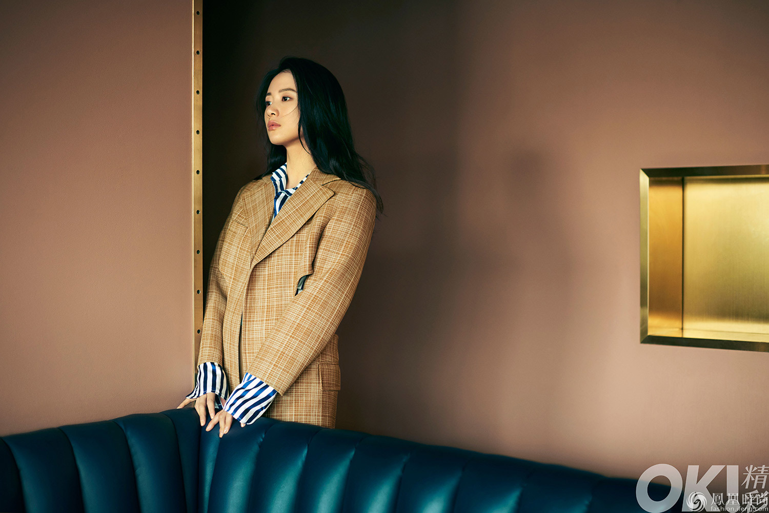 李梦优雅灵动登封面 文艺少女的巴黎情结