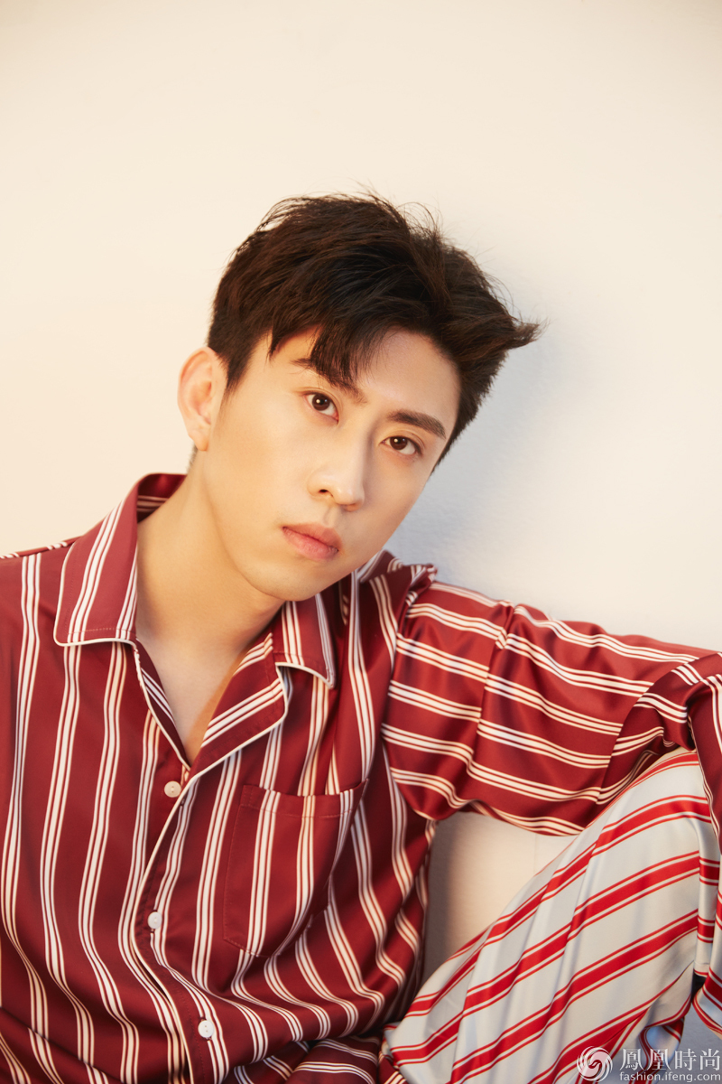 蒋易时尚写真曝光 忧郁眼神尽显慵懒风