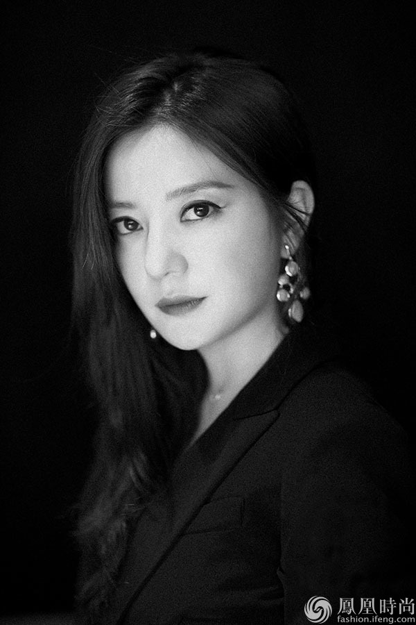 赵薇黑白纯净大片曝光 干练十足表达真我