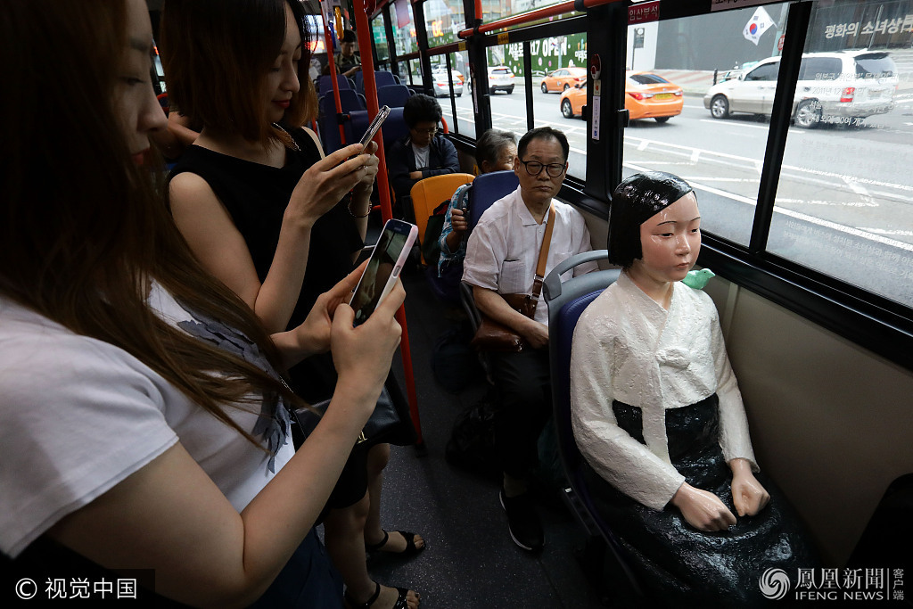 韩国公交车安装"慰安妇"少女像