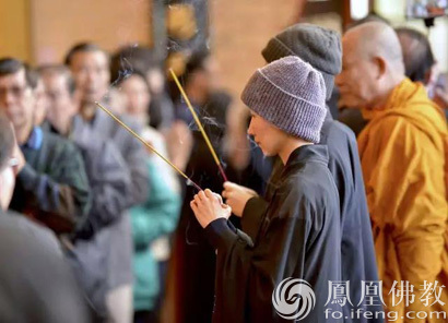 南澳竹林寺)澳洲佛教联合会会长,竹林寺住持戒文法师为发心者剃度落发